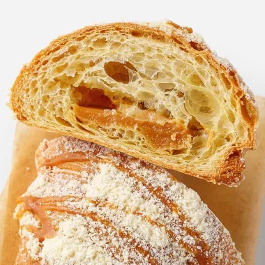 Круассан с солёной карамелью