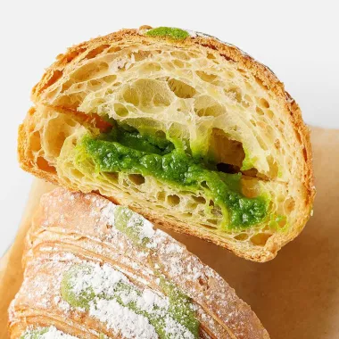 Круассан, с фисташковой начинкой, на масле