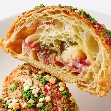 Круассан Самокат, с клубникой и киви