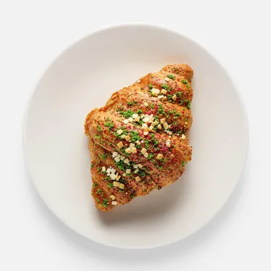 Круассан Самокат, с клубникой и киви
