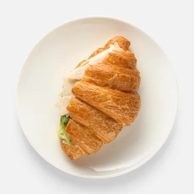 Круассан, с курицей и салатом цезарь