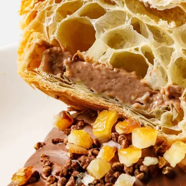 Круассан, с молочным шоколадом и цукатами